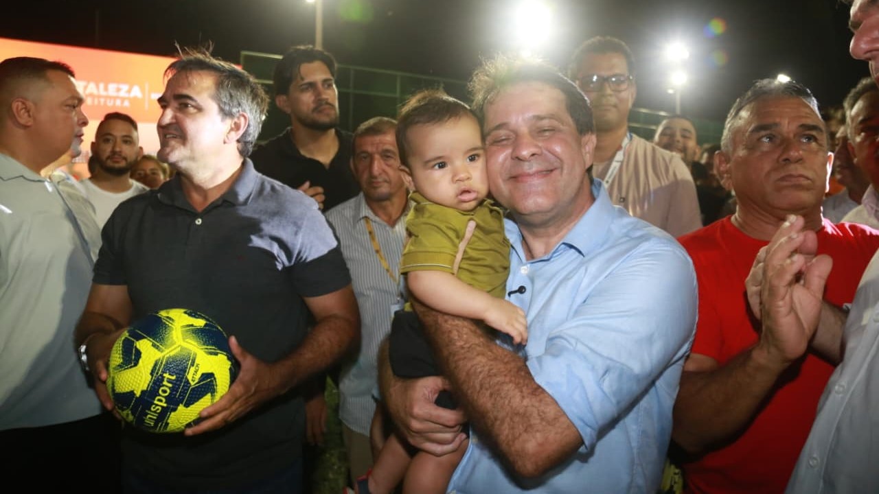 grupo de pessoas posa para a foto